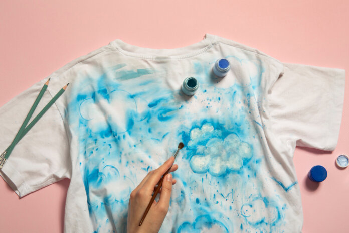 Pot adăuga culori metalice pe un tricou personalizat?