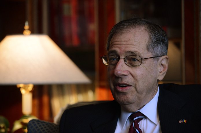 Un fost ambasador american la București oferă clarificări privind perspectiva Moscovei și a Europei de Est asupra hotărârii administrației Trump de a reduce efectivele militare din România. Un fost ambasador american la București oferă clarificări privind perspectiva Moscovei și a Europei de Est asupra hotărârii administrației Trump de a reduce efectivele militare din România.