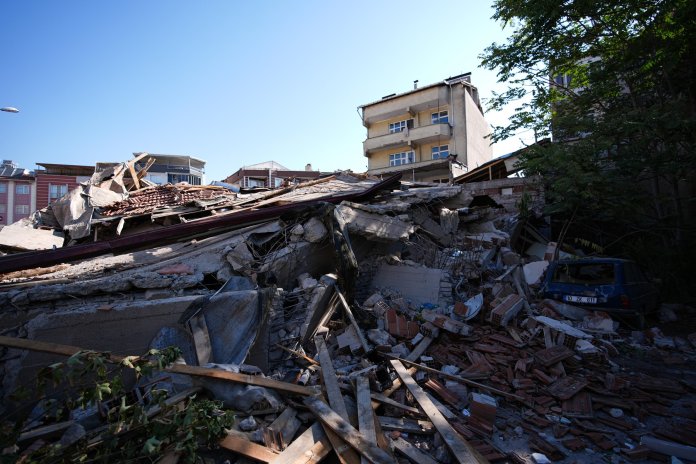 Un seism de 6,1 luni seară în Turcia: Clădiri numeroase prăbușite Un seism de 6,1 luni seară în Turcia: Clădiri numeroase prăbușite
