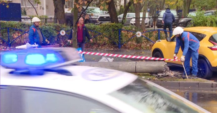 Accident major în București: un stâlp de electricitate a căzut pe bulevard după ce a fost lovit de o mașină. O persoană a fost rănită.