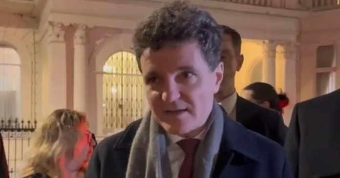 Cetățenii români din Londra l-au întâmpinat pe președinte la ambasadă: „Nicușoare, protejează Justiția”. Mesajul adresat de persoane