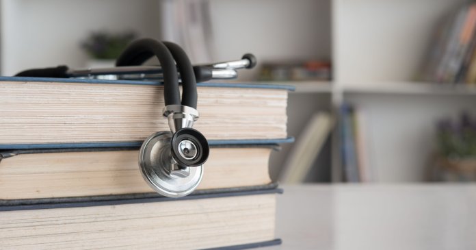 DNA: Cadre universitare de la Facultatea de Medicină din Galați, suspectate de corupție prin primirea de sume de bani și bijuterii în cadrul examenului de rezidențiat.