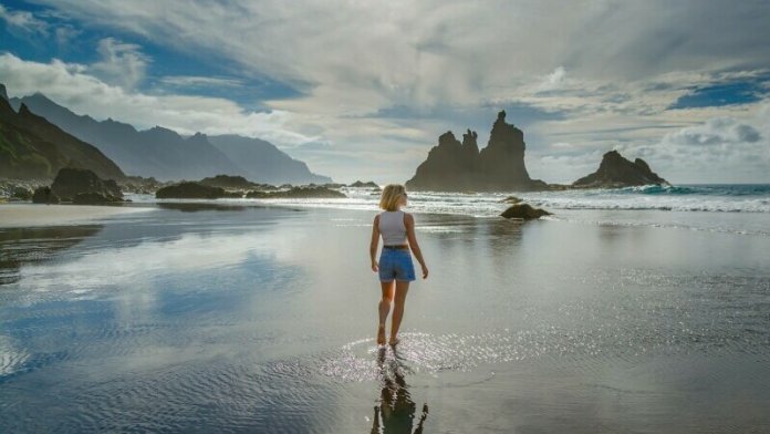 Dramă în Tenerife: Un român și-a pierdut viața, iar altul a fost rănit după ce un val imens a lovit o piscină naturală