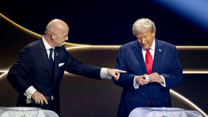 Gianni Infantino a ridicat telefonul în fața lui Donald Trump la ceremonia FIFA. Ce a urmat
