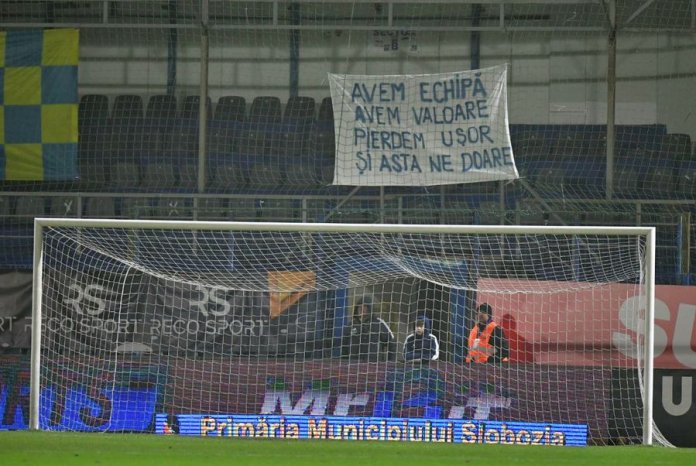 Haz de necaz! Bannerul prezentat la partida Slobozia - FCSB: „Deținem echipă, avem valoare...”
