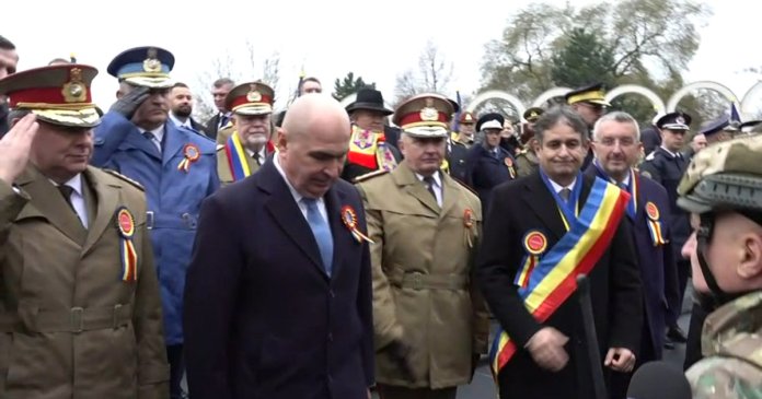 La ceremonia de Ziua României de la Alba Iulia, Ilie Bolojan a fost huiduit în timpul Imnului Național, iar mulțimea i-a cerut să demisioneze.