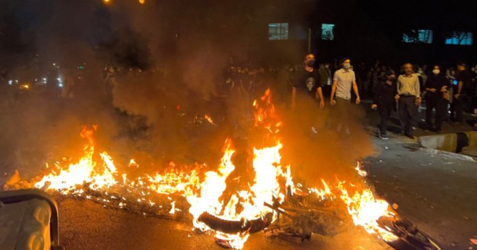 Proteste în Iran: 38 de decese și 950 de ofițeri de poliție răniți. „Dacă doresc să ne împuște, să o facă! Suntem sătui”