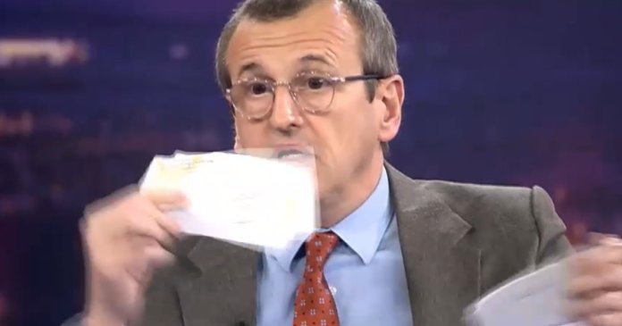 Un ex-consilier prezidențial a distrus, în direct la Digi24, diploma de doctor: „Diplomele de doctorat au devenit o povară”