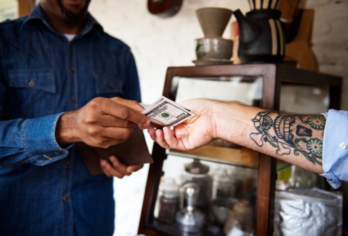 Cum funcționează vânzarea de obiecte confiscate de casele de amanet?