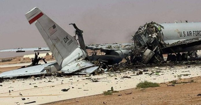 Aspectul unui avion de tip radar american total distrus de irakieni într-o bază militară din Arabia Saudită