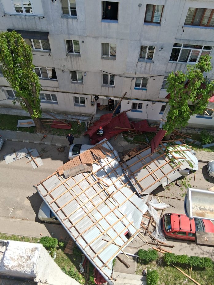 Bărbat din Huși a murit în urma căderii acoperișului unui imobil / Vântul cauzează daune în Moldova