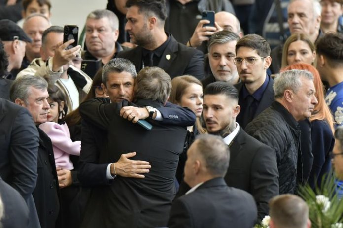 Momente pline de emoție: Gică Hagi a lăcrimat la catafalcul lui Mircea Lucescu