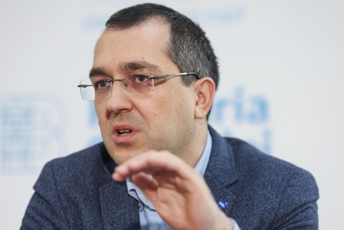 Vlad Voiculescu răspunde după ce România a înfruntat un eșec în procesul împotriva Pfizer referitor la vaccinuri și va achita suma de 600 de milioane de euro, aruncând vina pe două persoane.