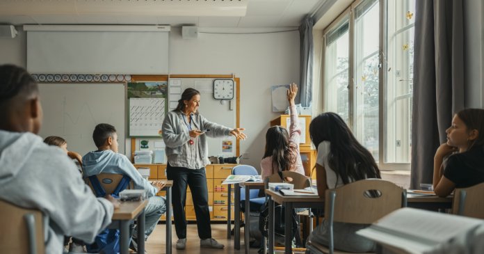 Câștigurile cadrelor didactice în 2027: Efectul noii legislații privind salarizarea asupra educației