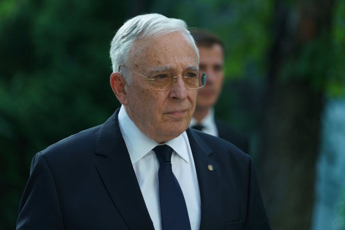 Isărescu desființează legenda cursului „controlat artificial”: „Am cumpărat valută, nu am comercializat. Dacă am fi lăsat excesul de rezerve în piață, euro ar fi atins 4,4 lei”