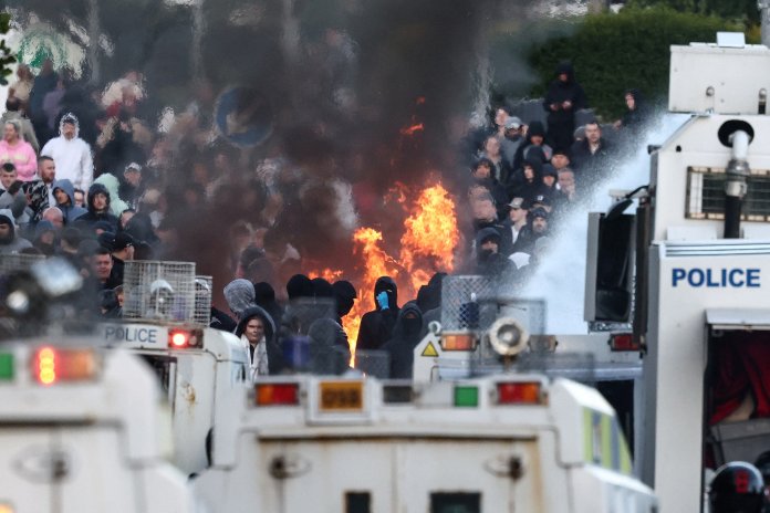 MAE comunică mutarea temporară a tuturor românilor impactați de manifestațiile din Belfast.