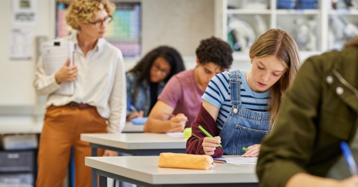 Proba de matematică și istorie de la Bacalaureat 2026 a fost postponată din cauza valului de căldură. Ministerul Educației...