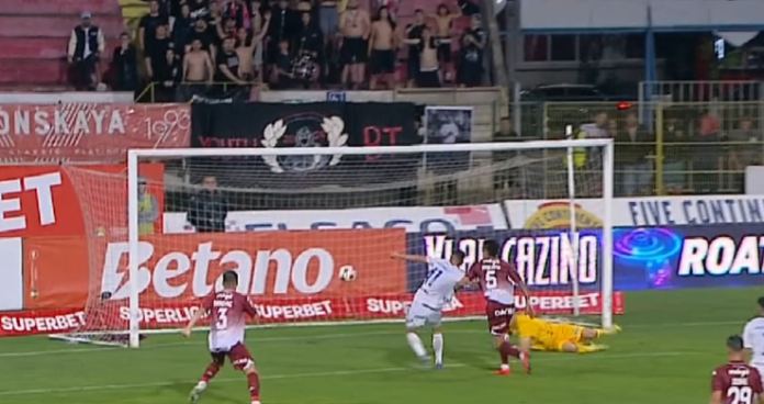 Haos complet la FC Botoșani - Rapid! Două reviste VAR, două cartonase roșii și un penalty oferit după opt minute