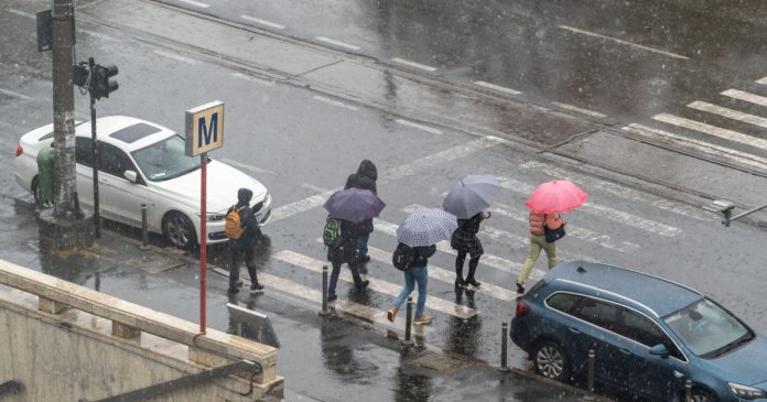 Meteorologii au emis avertizări recente cu privire la furtuni. Județul se află sub cod roșu, iar în regiunile unde se așteaptă precipitații...