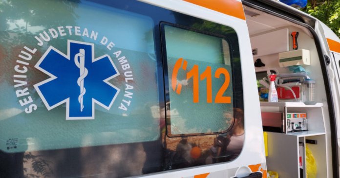 Ambulanță agresată cu topoarele într-o localitate din Cluj, după ce un clip pe TikTok a afirmat că „îngăduie...