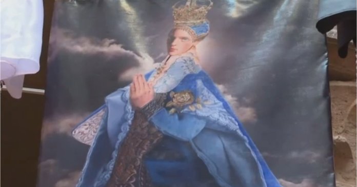 Controversa din Italia după ce o româncă a întruchipat Fecioara Maria cu caracteristici androgine. Cum se explică...