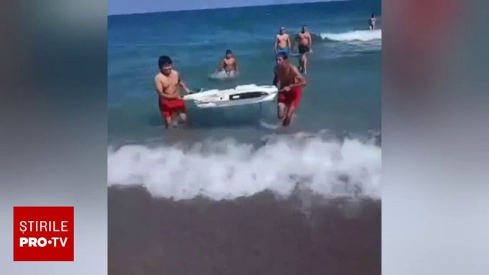Doi călători surprinși în timp ce filmau recuperarea unui element de dronă din mare la Năvodari. Autoritățile emit un avertisment: „Nu interveniți pe cont propriu”