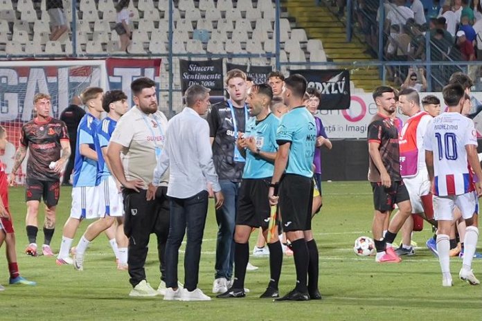 Nuno Campos a mers direct la arbitru după partida Oțelul - Dinamo.
