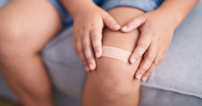 Un copil de șase ani din Botoșani a căzut în comă după ce sora lui i-a pus un plasture pe o întreagă. Ce...